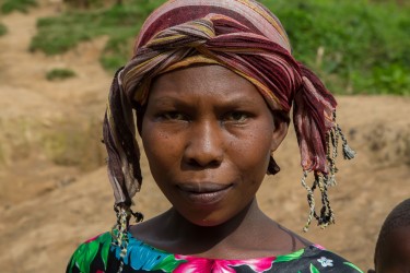 8R2A6101 Tribe Pygmies Bwindi NP Southwest Uganda