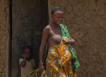 8R2A7679 Tribe Pygmies Bambuti SemilikiNP West Uganda