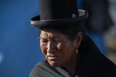 7P8A5185 Chola  Cholitas Lake Titicaca Bolivia