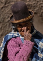 7P8A5255 Chola  Cholitas Lake Titicaca Bolivia