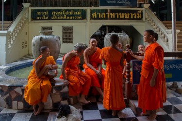 8R2A6810 Monks Wat Phra Nou Chak Si Singpuri Central Thailand