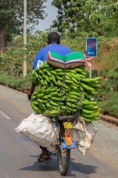 8R2A3354 people carrying goods Rwanda