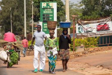 8R2A3356 people carrying goods Rwanda